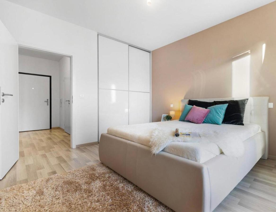 Sunflower - Modern Large Charming Apartment With Balcony Bratislava Bagian luar foto