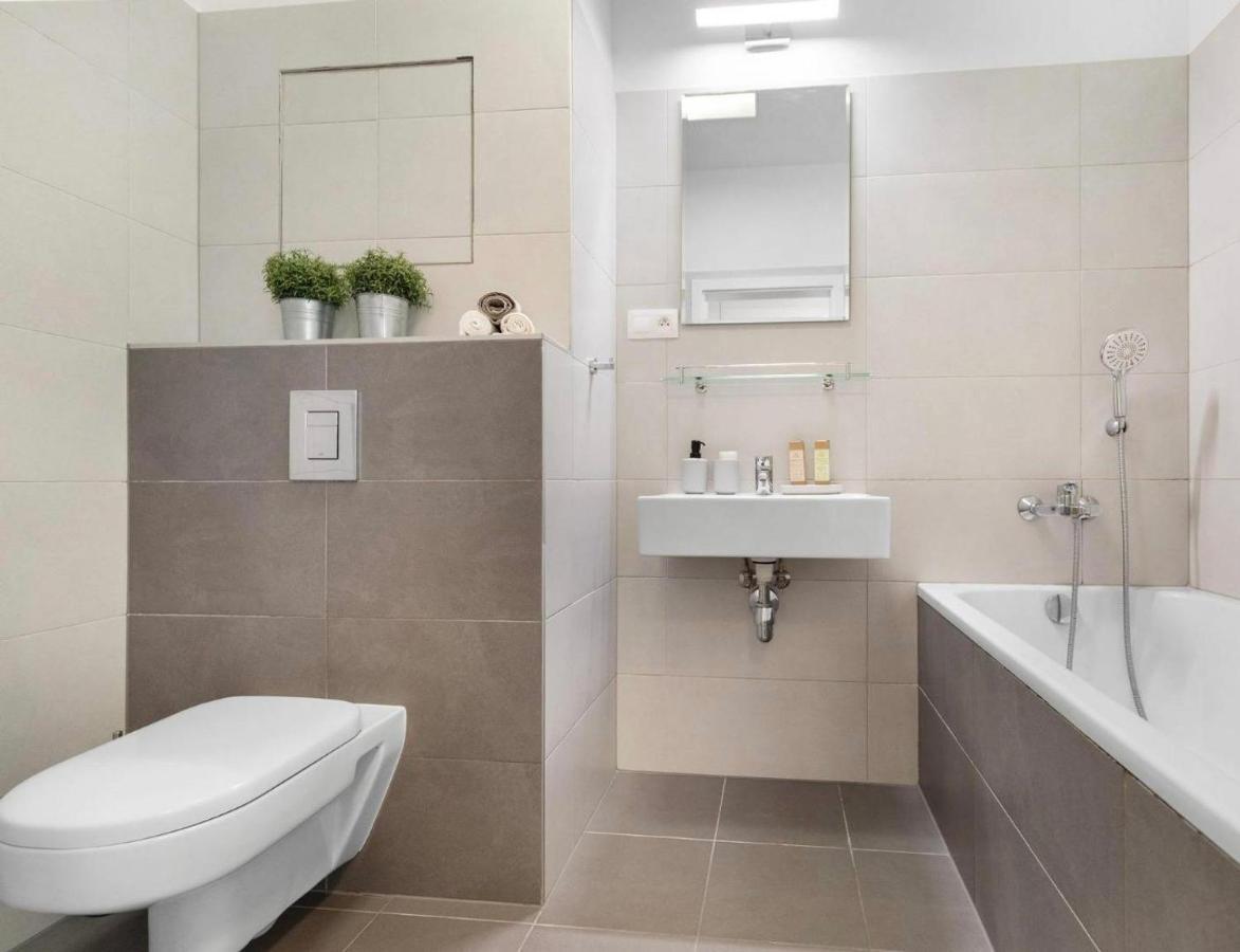 Sunflower - Modern Large Charming Apartment With Balcony Bratislava Bagian luar foto