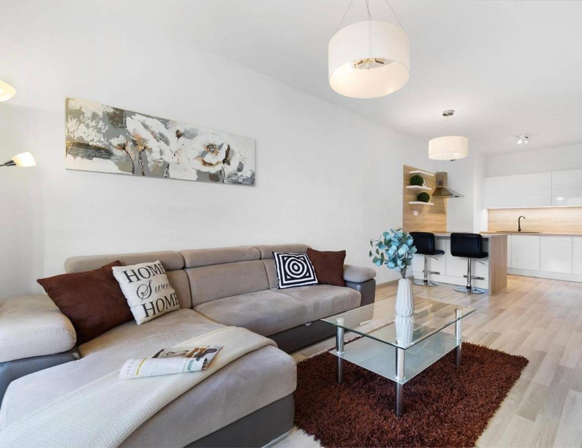 Sunflower - Modern Large Charming Apartment With Balcony Bratislava Bagian luar foto
